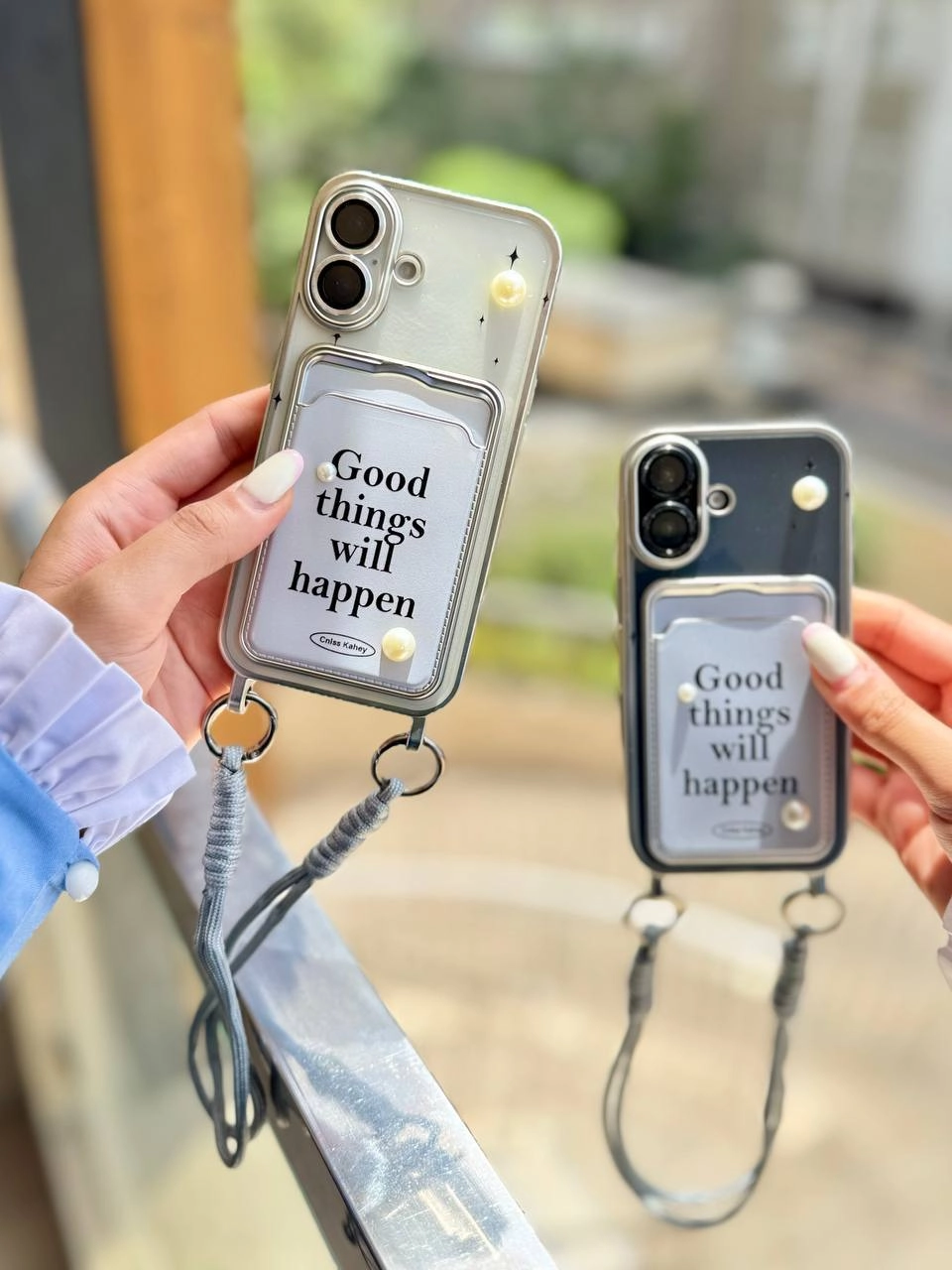 کاور گوشی مدل جاکارتی دار مرواریدی Good things will happen دارای بند مچی  (فقط آیفون) کد C2016-M - iPhone 16 Pro Max