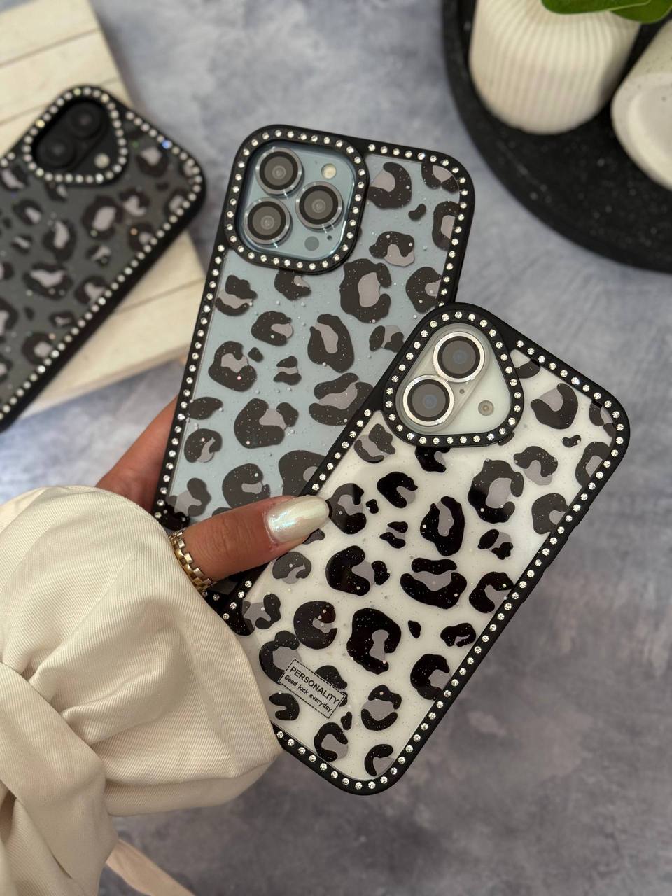 کاور گوشی مدل پلنگی نگین دار پشت طلقی زمینه شاینی اکلیلی نگین در دو سمت قاب  (آیفون ) کدC2104M