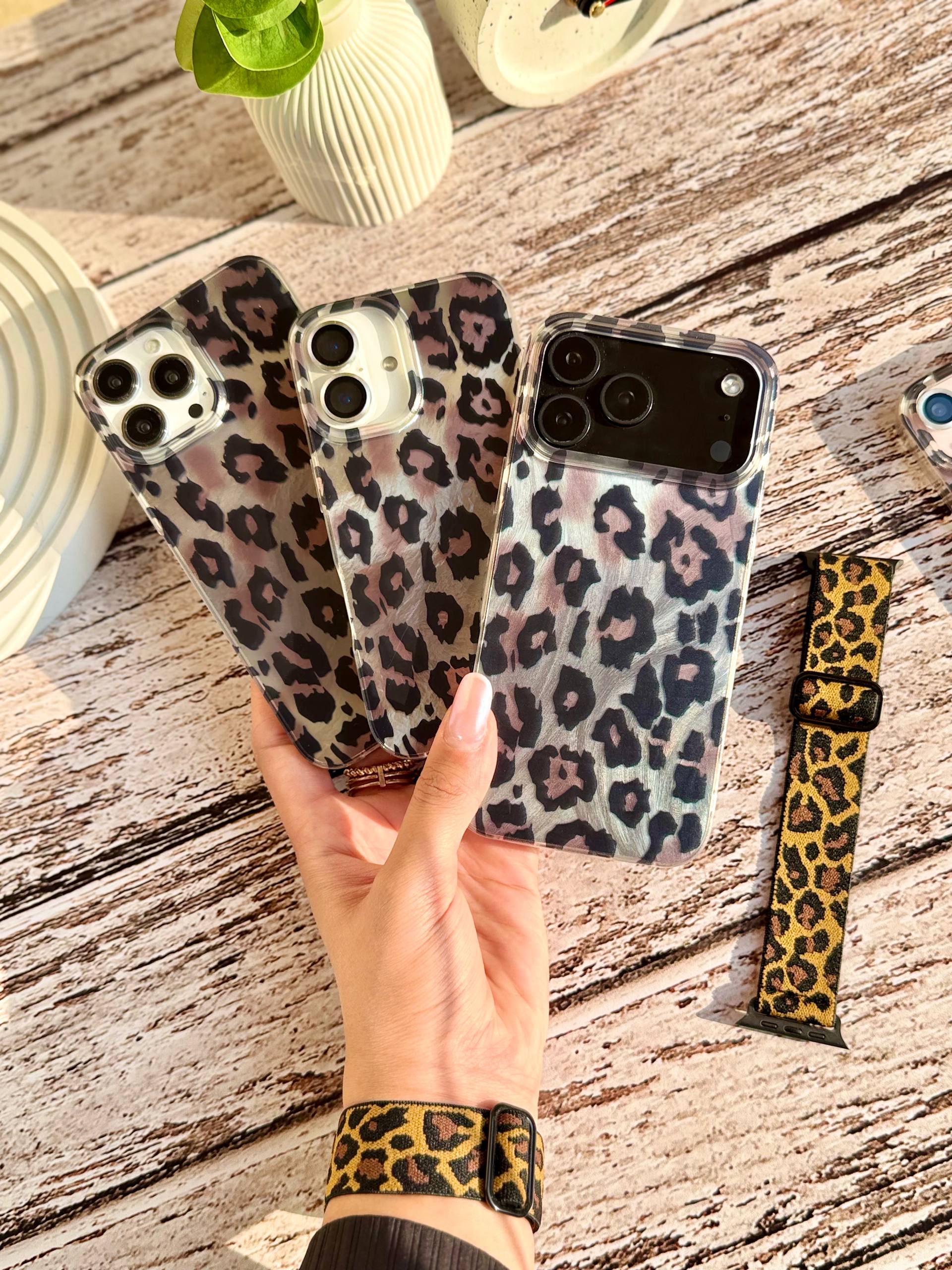 کاور گوشی مدل چیک چیتا IMD  و بند اپل واچ کشی طرح پلنگی (جداگانه به فروش می رسد) (آیفون ) کد C2159M , W5073M