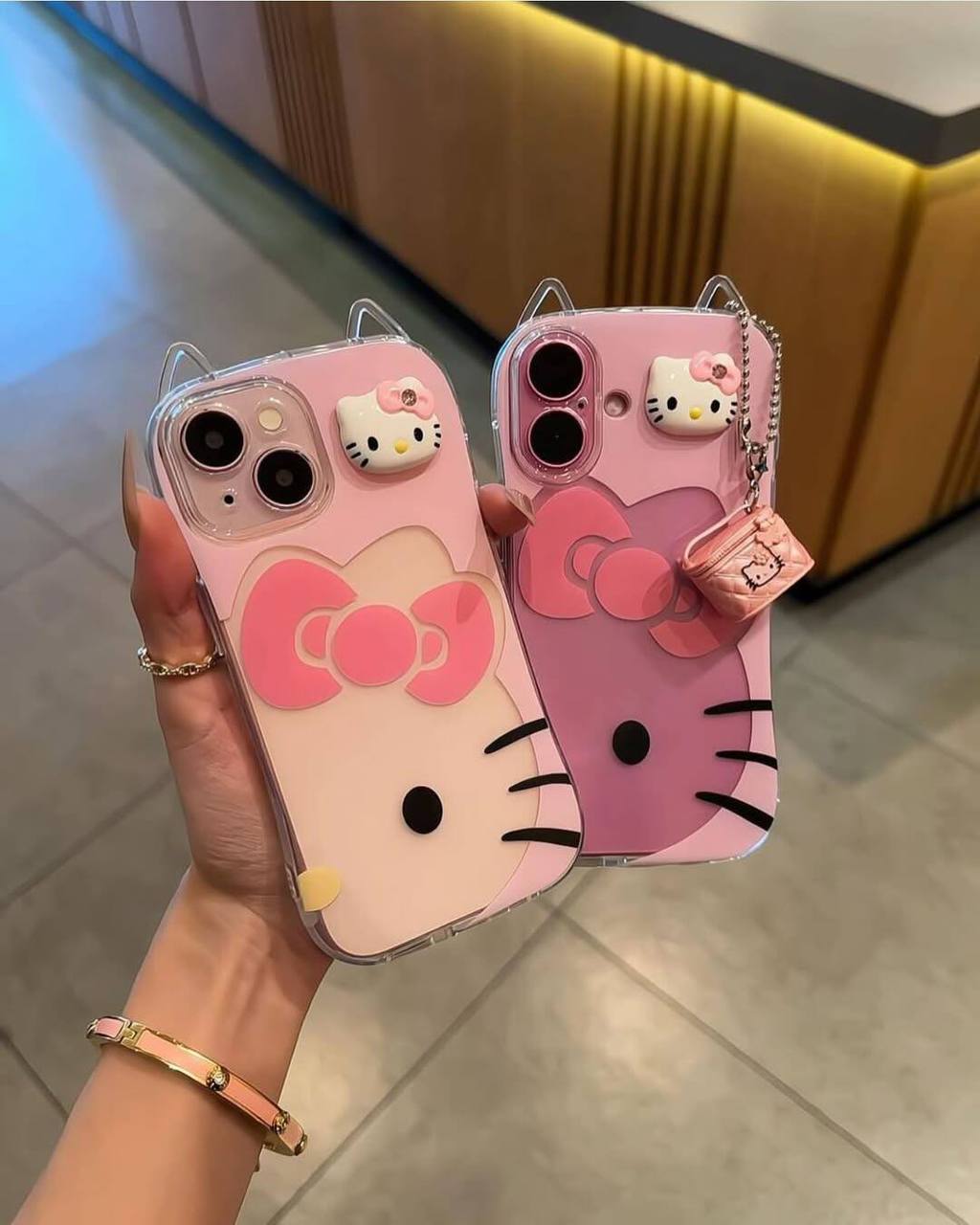 کاور گوشی مدل هلوکیتی گوش دار کاور ایرپاد ست **آویز و کاور ایرپاد به صورت جداگانه میباشد** (آیفون ) کدC2158M A0304M A0304M